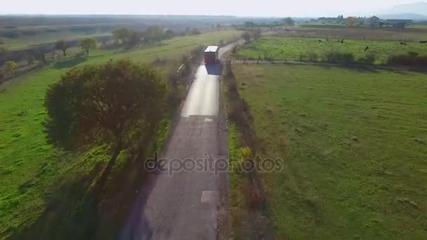 Vidéo de drone - Conduite d'autobus sur la route rurale - Route à travers le champ — Video