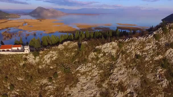 Fliegen über die Festung, den Skadarsee und die Balkanberge in Montenegro — Stockvideo