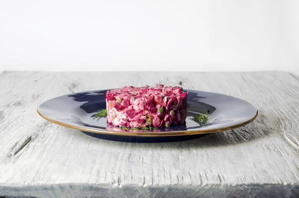 Pancar salatası tavuk, yeşil bezelye, havuç, soğan ve yoğurt sos ile — Stok fotoğraf