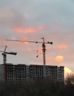 Güzel bir akşam gökyüzü arka plan üzerinde bina.