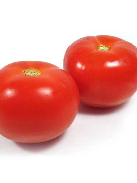 Zwei rote reife Tomaten. isoliert auf weißem Hintergrund. Gesundes Gemüse — Stockfoto
