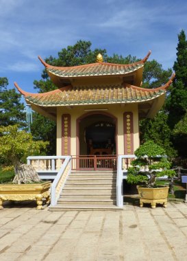Vietnamca pagoda güzel ağaçlar ve çalı çevrilidir