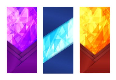 Düzensiz hareket eden üçgenlerin parlak arkaplanına sahip mor ve açık mavi dikey pankart.