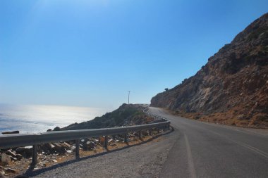Girit adasında asfalt yol boyunca gider..