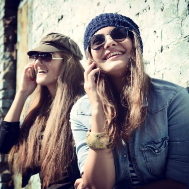 Cep telefonu kullanan kızlar