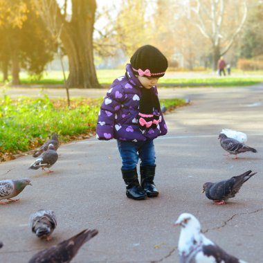 Parktaki güvercinler ile kız