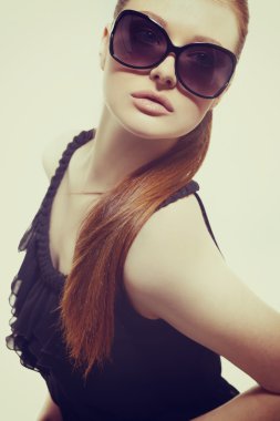 güneş gözlüğü takan kadın