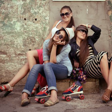 Kızlar birlikte eğleniyor.