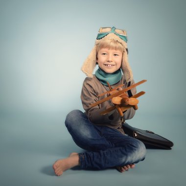 Çocuk oyuncak uçakla oynuyor.