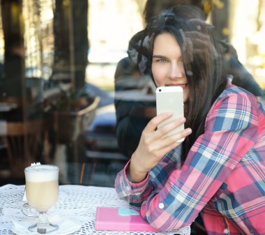 akıllı telefon kapalı kullanan kadın