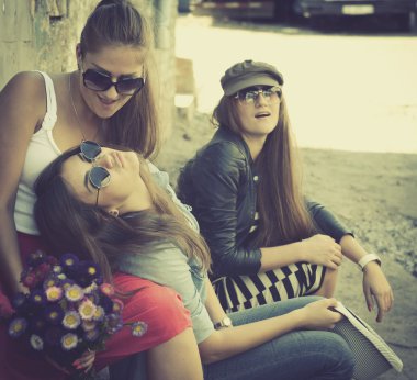 Kızlar dışarıda eğleniyor.