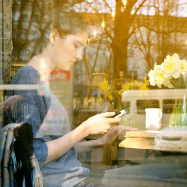akıllı telefon kapalı kullanan kadın