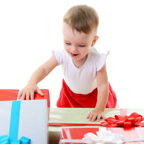 Веселый ребенок с подарками — стоковое фото