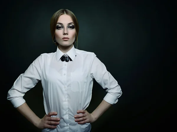 Mulher bonita em camisa branca — Fotografia de Stock