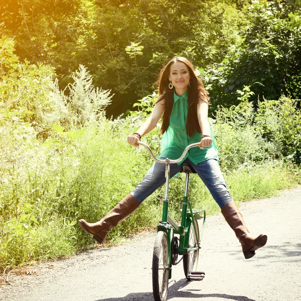 Mujer feliz con bicicleta — Foto de Stock