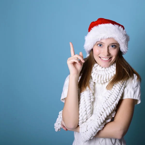 Frau mit Weihnachtsmütze — Stockfoto