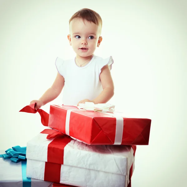 Fröhliches Baby mit Geschenken — Stockfoto