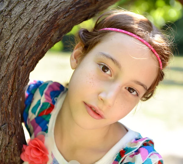 Jovem menina sozinha no parque — Fotografia de Stock