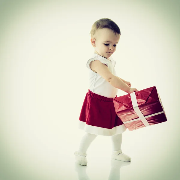Bebé alegre con regalos — Foto de Stock