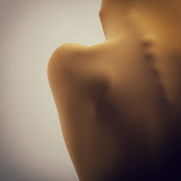 Женское тело из желтой ткани — стоковое фото
