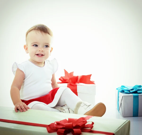 Allegra ragazza con regali di Natale — Foto Stock