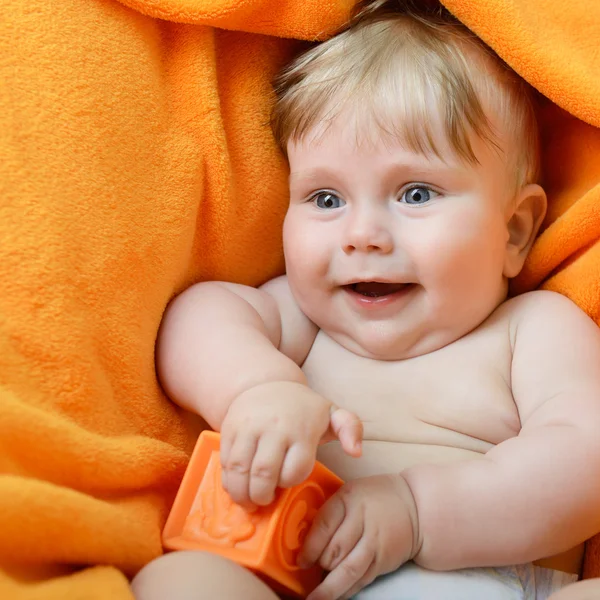 Baby op oranje plaid — Stockfoto