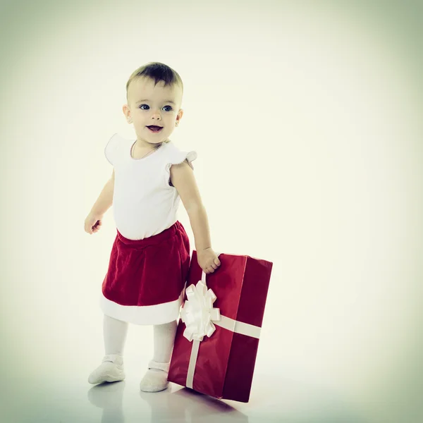 Весела дівчина з різдвяними подарунками — стокове фото