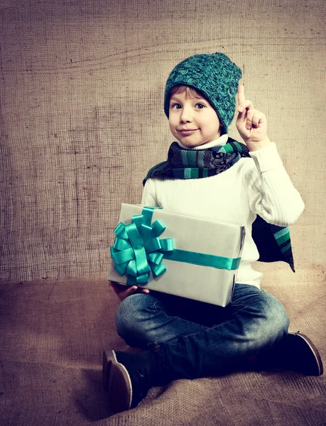 Хлопчик з різдвяним подарунком — стокове фото