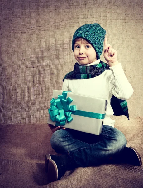 Menino com presente de Natal — Fotografia de Stock