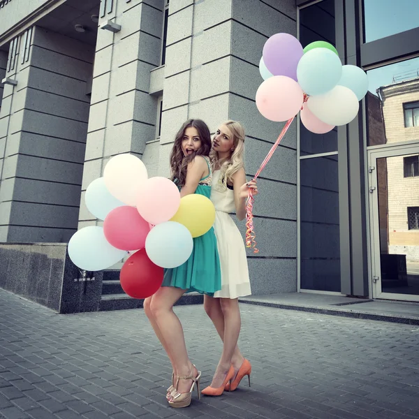 Ragazze con palloncini colorati — Foto Stock