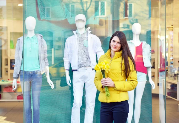 Vrouw met Lentebloemen — Stockfoto