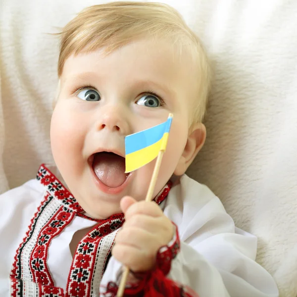 Мальчик с украинским флагом — стоковое фото