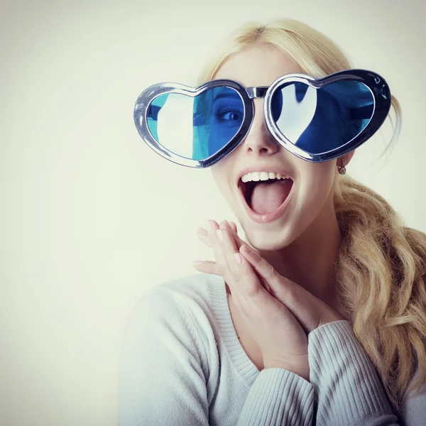 Mujer en gafas divertidas — Foto de Stock