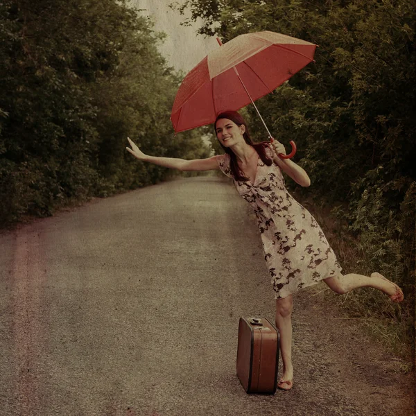 Jovem mulher segurando guarda-chuva — Fotografia de Stock