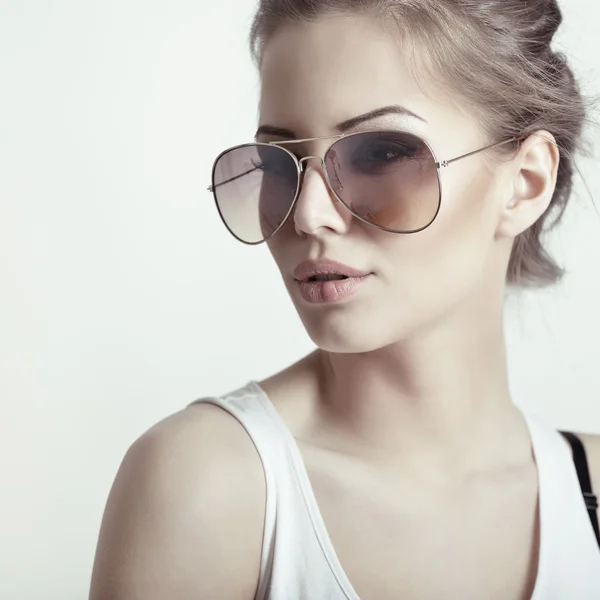 Meisje met trendy bril — Stockfoto