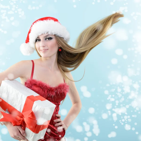 Menina de Natal com caixa de presente — Fotografia de Stock