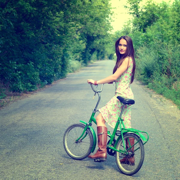 自転車との幸せな女 — ストック写真