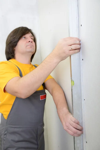 Repairman works with dry-stone wall — Stock Photo, Image