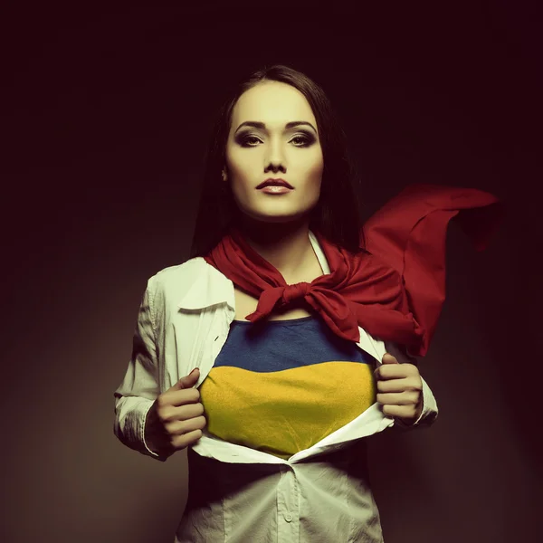 Supermujer con bandera ucraniana — Foto de Stock