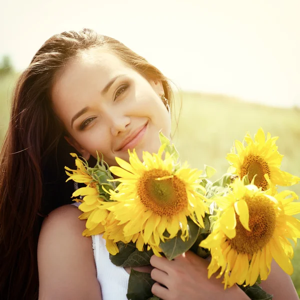 Vrouw bedrijf zonnebloemen — Stockfoto
