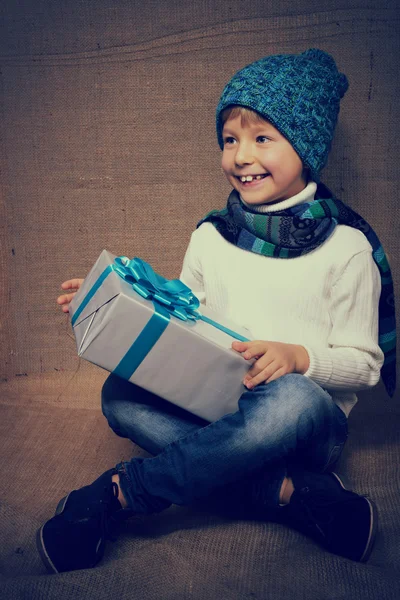 Menino com presente de Natal — Fotografia de Stock