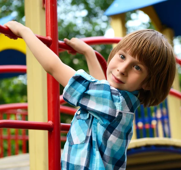 Мальчик играет в парке — стоковое фото