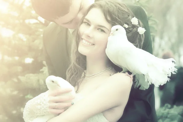 Wedding couple with pigeons — Stock Photo, Image