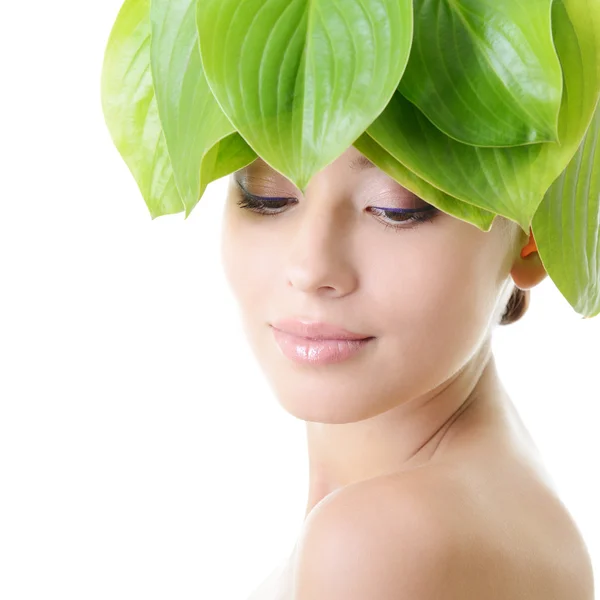 Mujer con hojas verdes —  Fotos de Stock