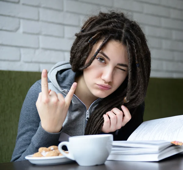 Adolescente chica bebiendo café — Foto de Stock