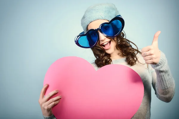 Frau mit rosa Herz — Stockfoto