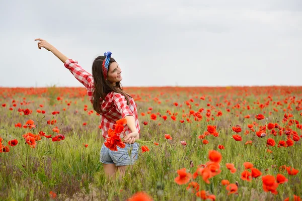 Woman in poppy field — Stock Photo, Image