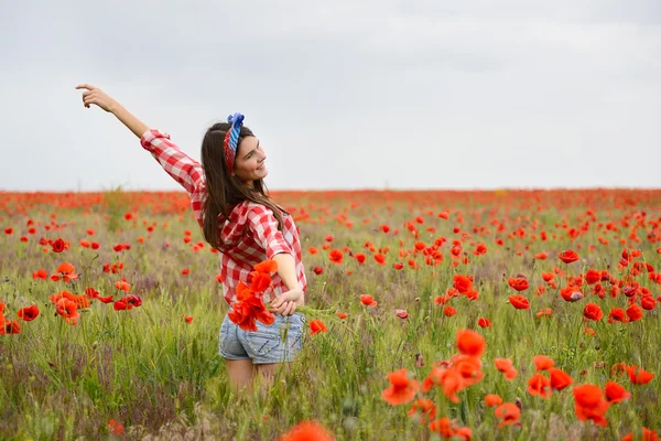 Femme dans le champ de pavot — Photo