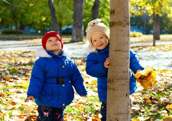 Bambine che giocano nel parco — Foto Stock