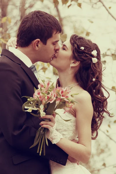 Krásná nevěsta s goom — Stock fotografie